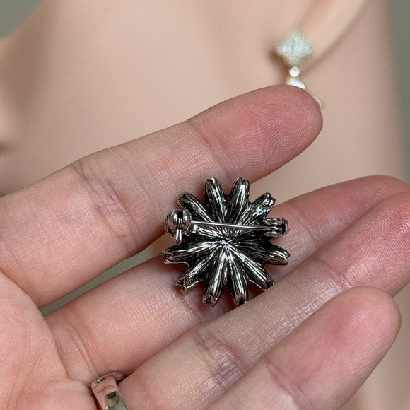 Elegant Silver and Yellow Daisy Brooch. - Picture 5 of 6